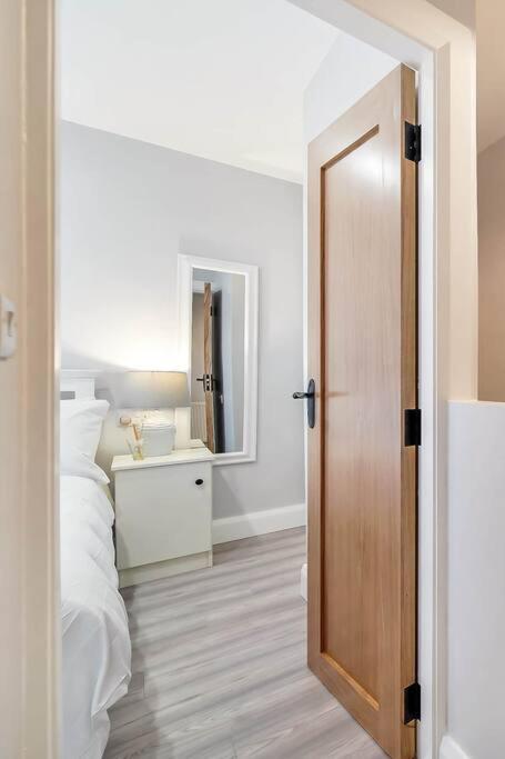 Ardoyne Lodge 'Sleeping 4 Guests' ベルファスト エクステリア 写真