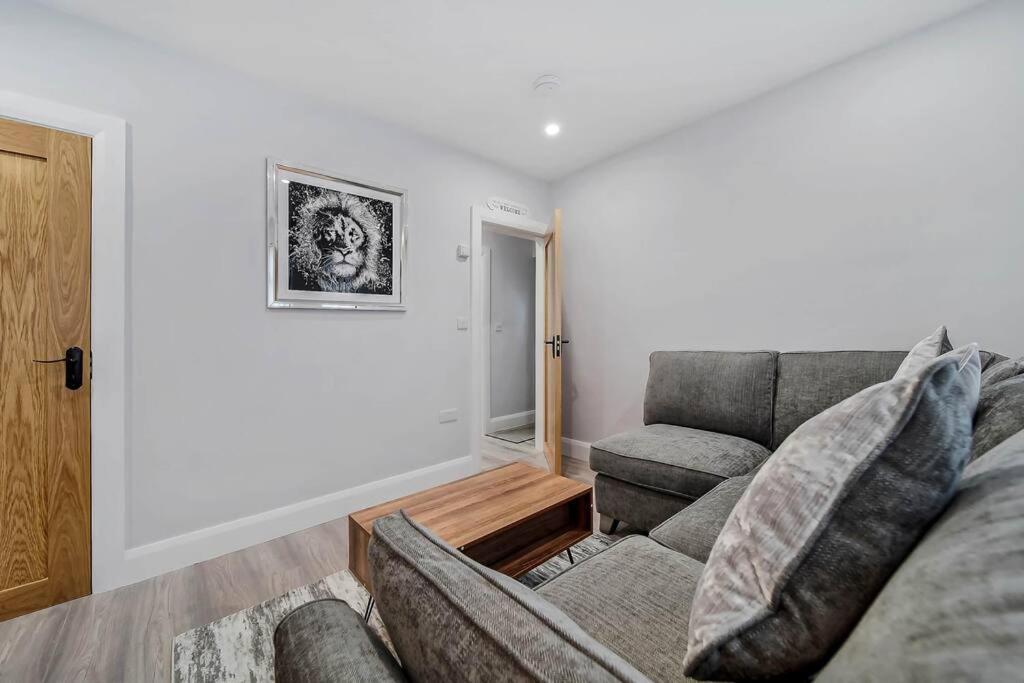 Ardoyne Lodge 'Sleeping 4 Guests' ベルファスト エクステリア 写真