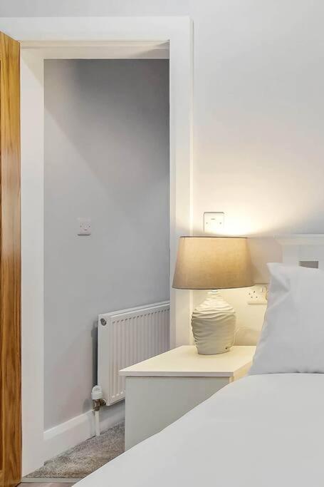 Ardoyne Lodge 'Sleeping 4 Guests' ベルファスト エクステリア 写真
