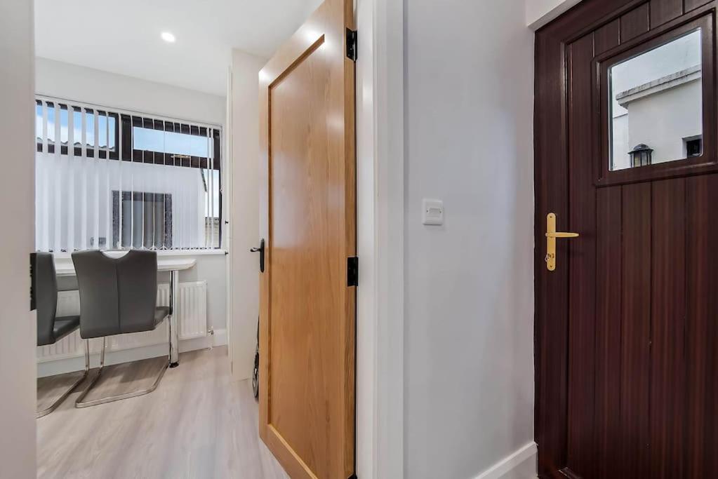 Ardoyne Lodge 'Sleeping 4 Guests' ベルファスト エクステリア 写真