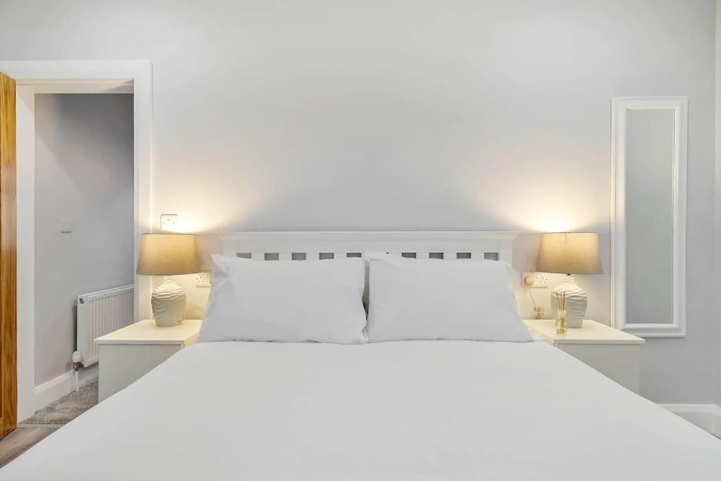 Ardoyne Lodge 'Sleeping 4 Guests' ベルファスト エクステリア 写真