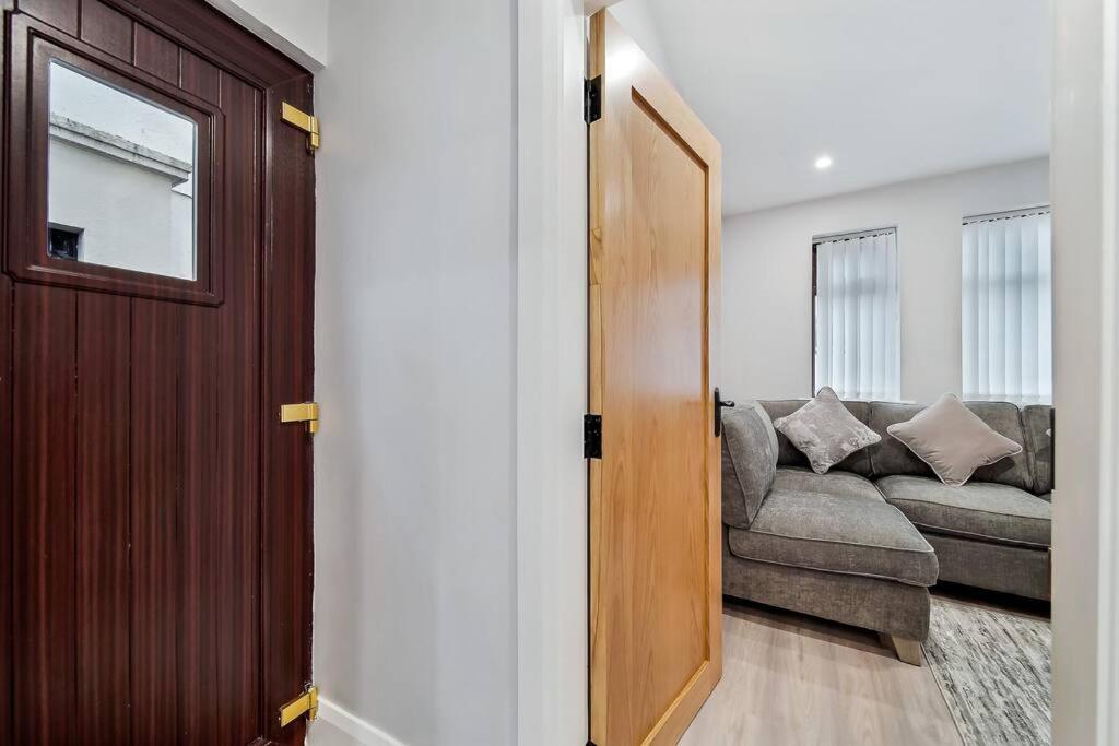 Ardoyne Lodge 'Sleeping 4 Guests' ベルファスト エクステリア 写真