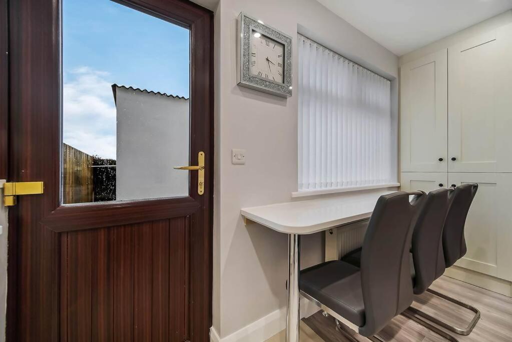 Ardoyne Lodge 'Sleeping 4 Guests' ベルファスト エクステリア 写真
