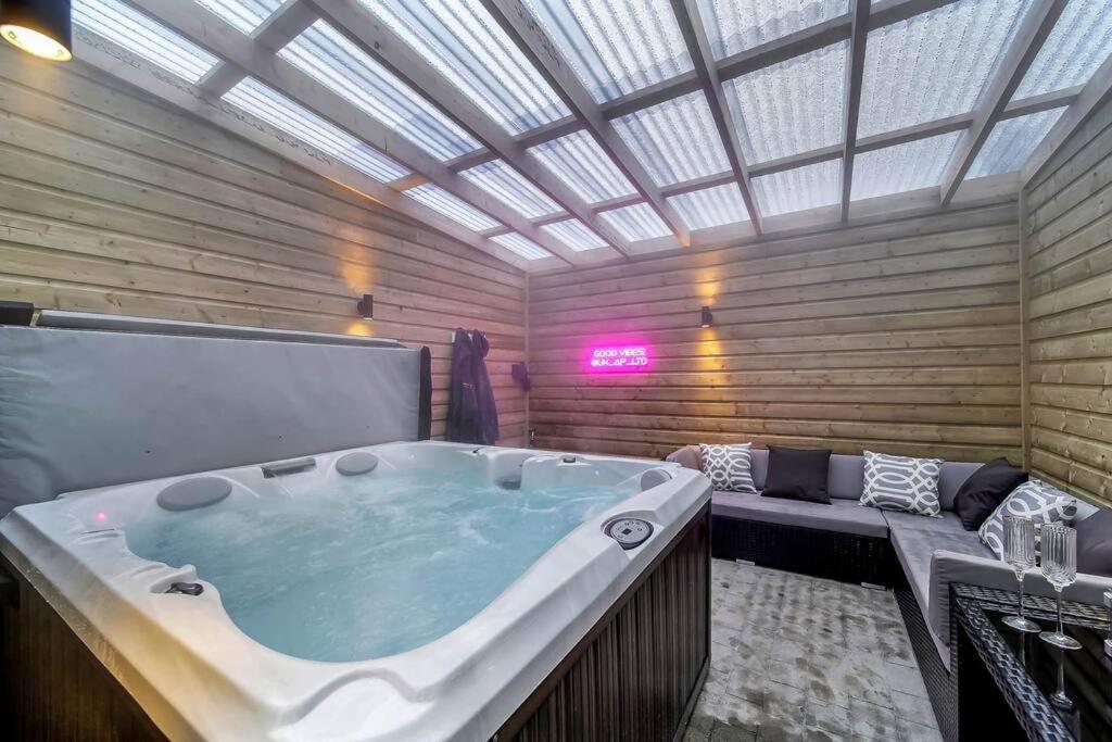 Ardoyne Lodge 'Sleeping 4 Guests' ベルファスト エクステリア 写真