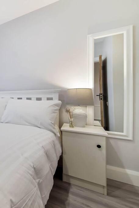 Ardoyne Lodge 'Sleeping 4 Guests' ベルファスト エクステリア 写真