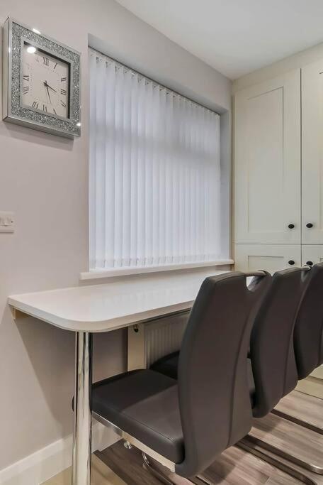 Ardoyne Lodge 'Sleeping 4 Guests' ベルファスト エクステリア 写真