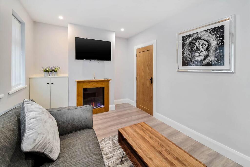 Ardoyne Lodge 'Sleeping 4 Guests' ベルファスト エクステリア 写真
